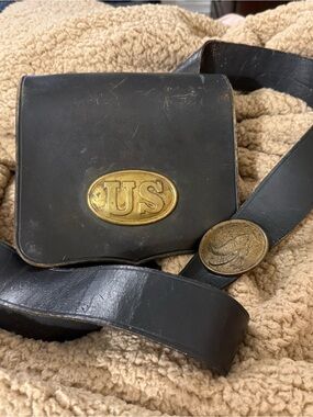 Vintage US Brass-Emblem Black Leather Bag and Waist Belt ( heavy )